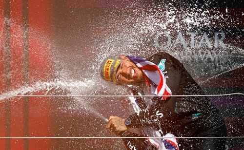 Hamilton diadalmaskodott saját közönsége előtt